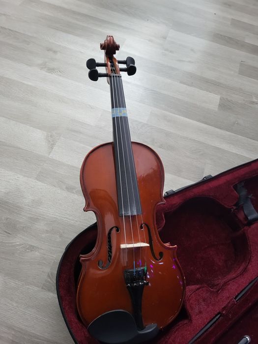 Vioară Flame,  mărimea 1/2, incluse: cutia și corzi de rezervă