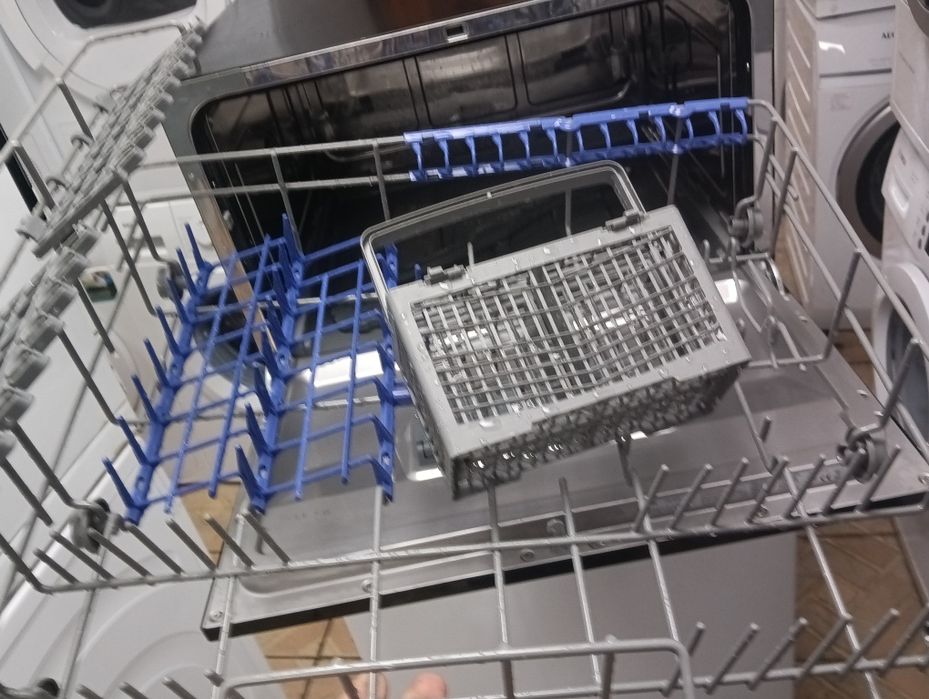 Черна компактна съдомиялна тип кубче Logik за 6 комплекта с 2 години гаранция!