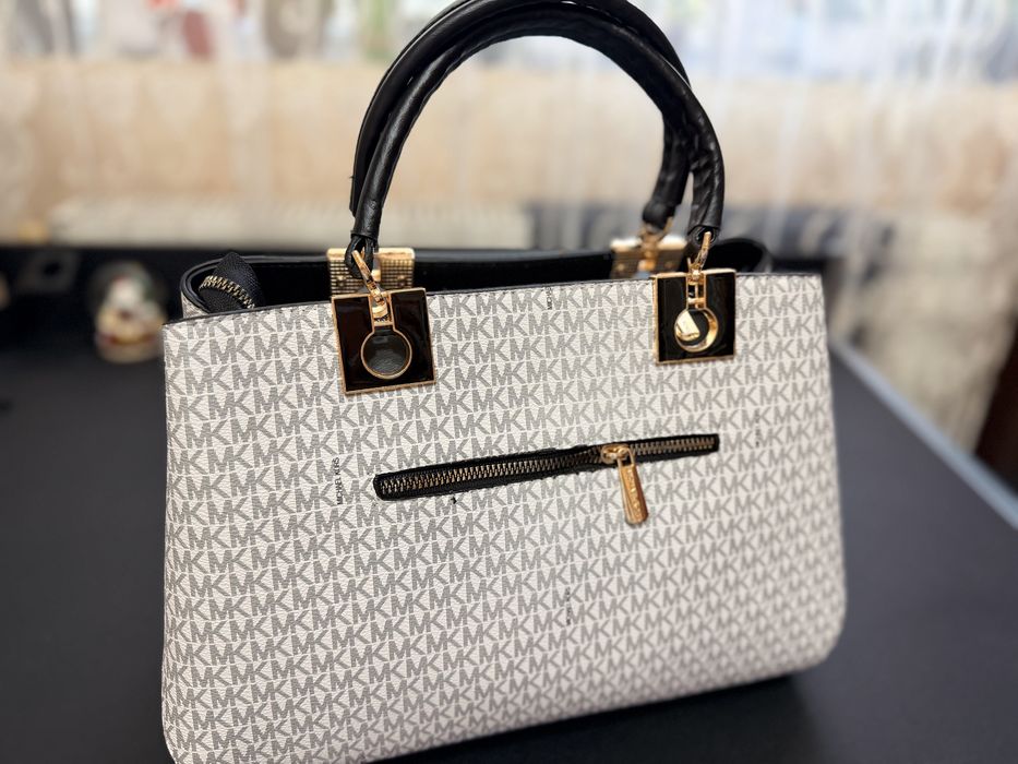 Geanta noua damă Michael Kors, model clasic, saculet, etichetă