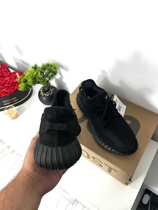 Yeezy 350 V2 Onyx marimea 42