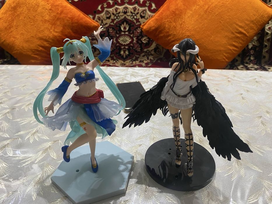 Статуетки Албедо и Мику