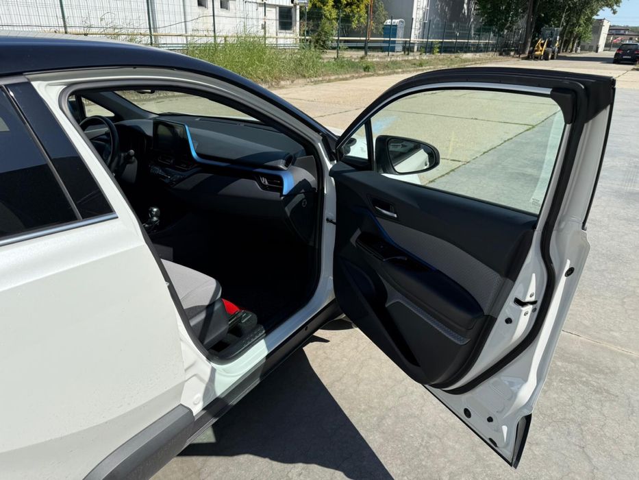 Toyota CHR alb perlat