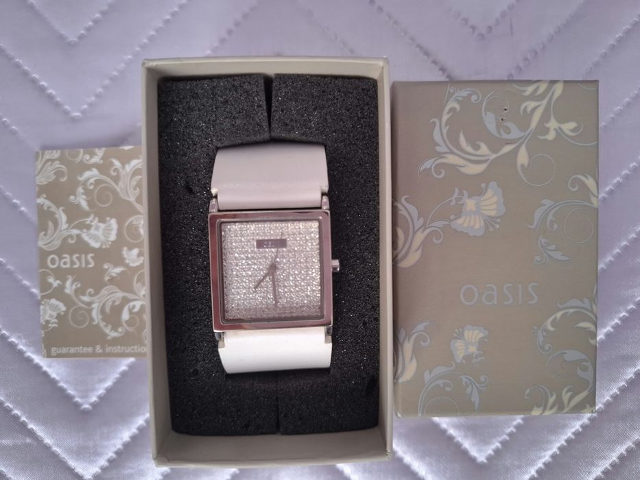 Продавам дамски часовник Oasis B583