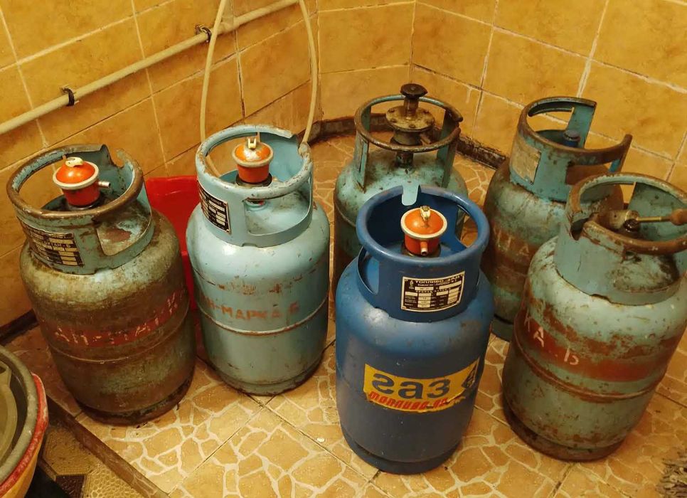 Битови газови бутилки 6 бр., 20л. с 3 бр. редуцил вентили