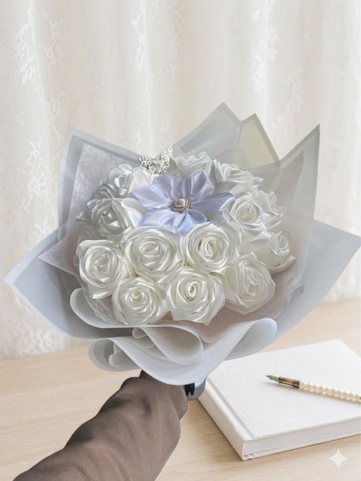 Букет от сатенени рози , тип Булчински