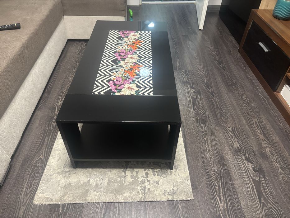 Vand masuta de cafea si o vomoda cu un pantofar