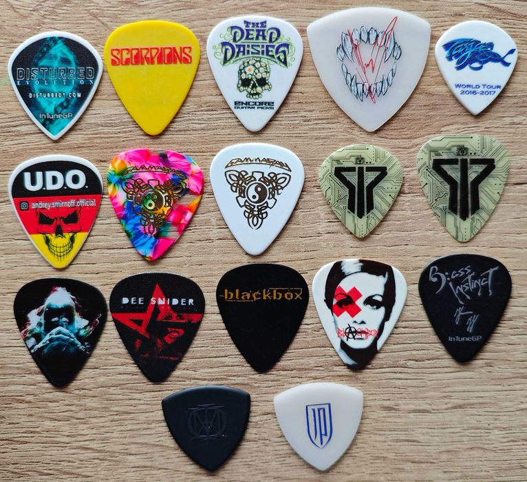 автентични перца на различни банди (guitar pick)