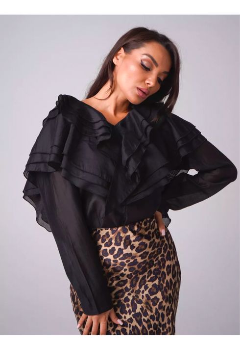 Продам блузку с волонами срочно