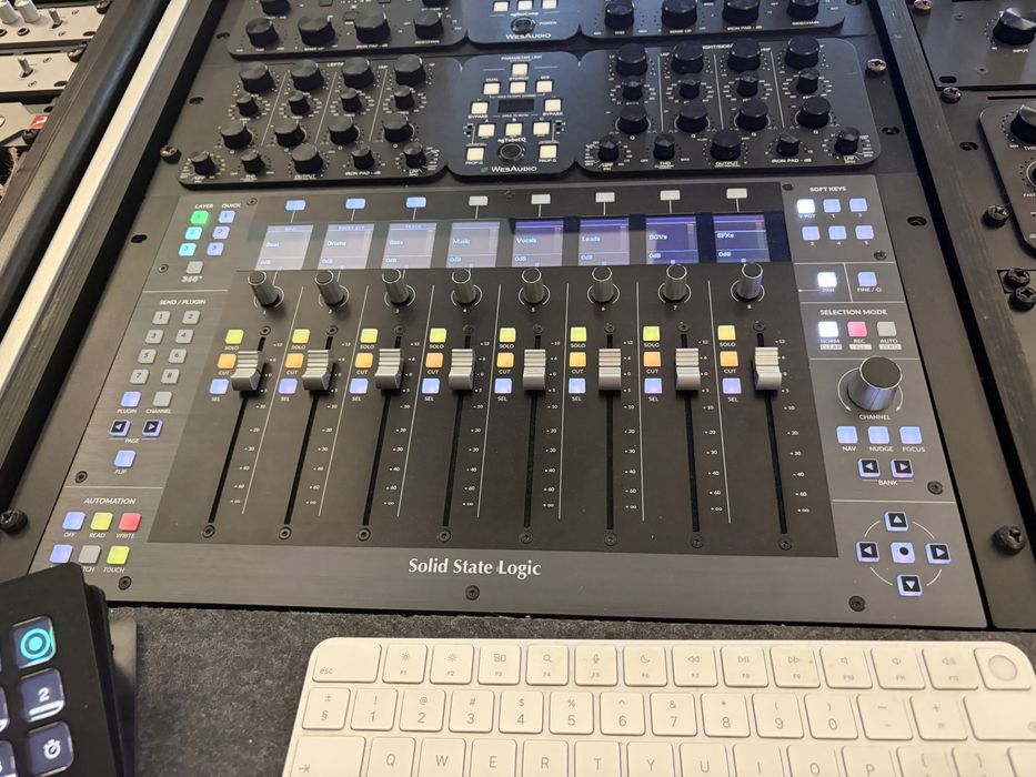 SSL UF8 Controller DAW +Kit rack pentru UF8