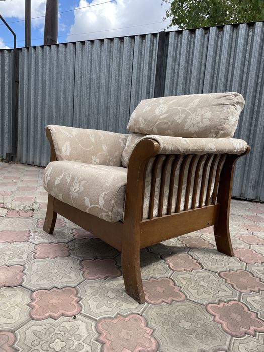 Продам кресло. Дерево.