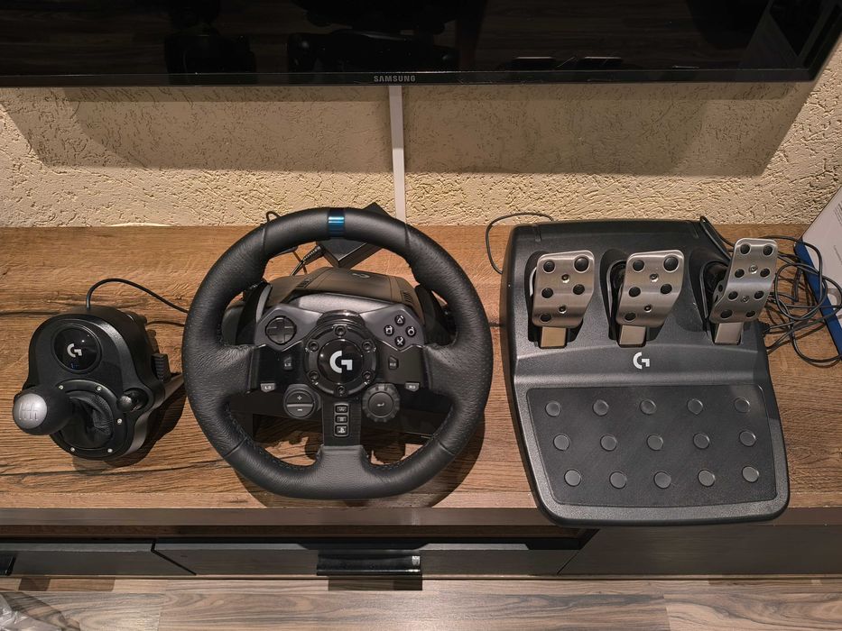 Logitech G923 + Shifter (PC / PlayStation)