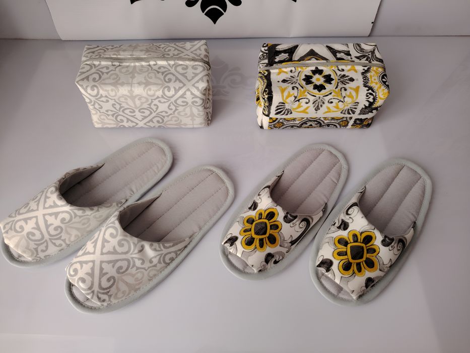 Косметичка и тапочки