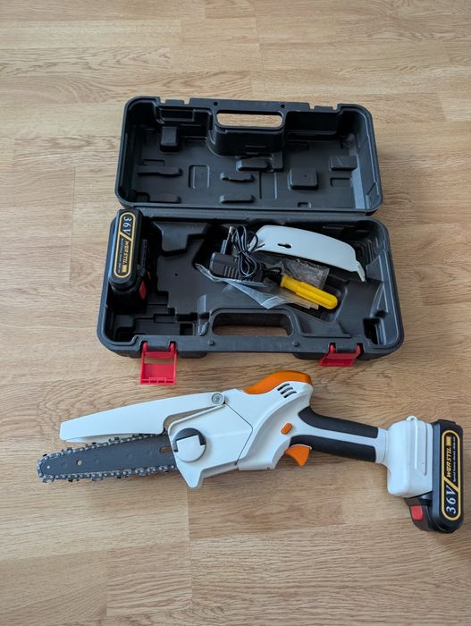 Fierăstrău mini pe acumulator