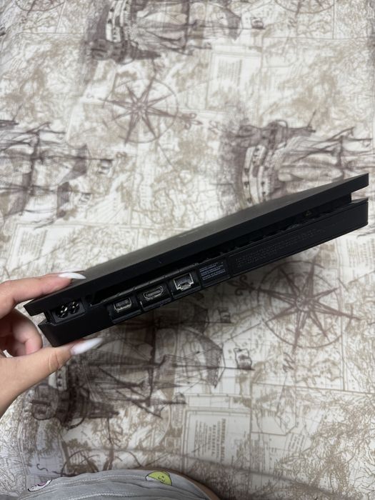 Playstation 4 slim с 3 джойстика и игри