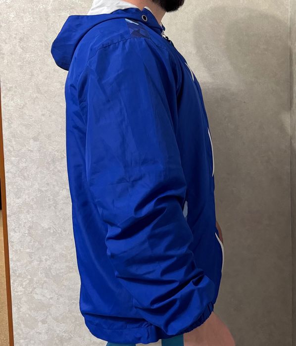 Ветровка с капюшоном