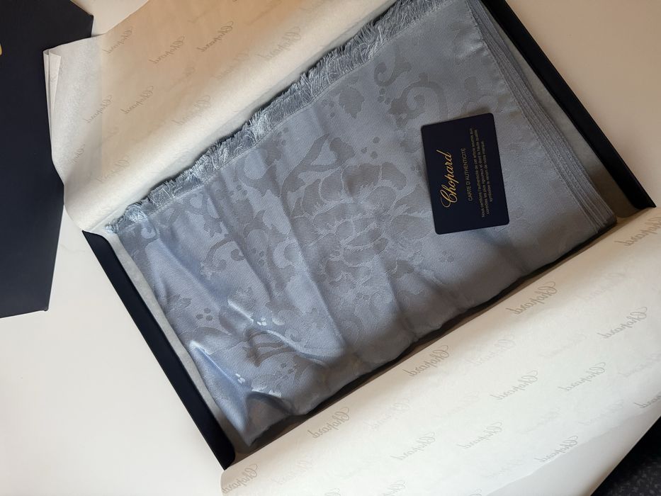 Оригинален чисто нов шал Chopard!