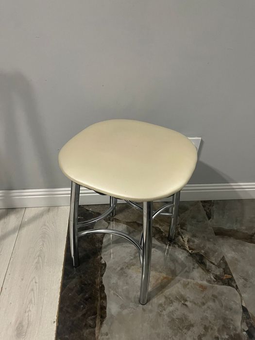 Стол со стульями