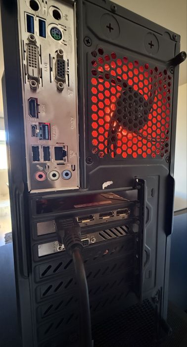 PC с подарък Монитор 8 ядра Intel Core I7, 1080 , 16 GB RAM