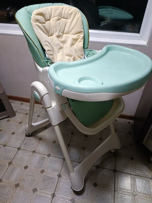 Детские стульчик, столик.