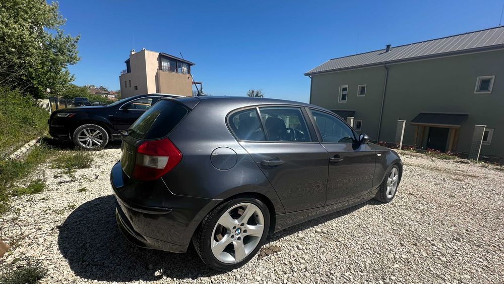 BMW 120 автомат. Колата е стегната, поддържана и постоянно в движение.