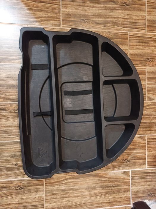 Тава над резервната гума за багажник на Хюндай i20