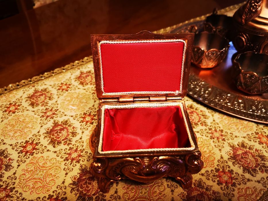 Vand cutie bijuterii din cupru model deosebit!!