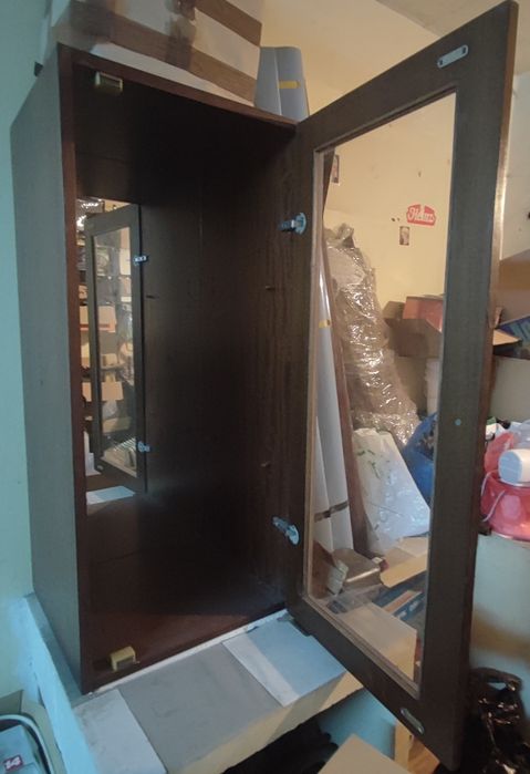 Шкаф с огледален гръб