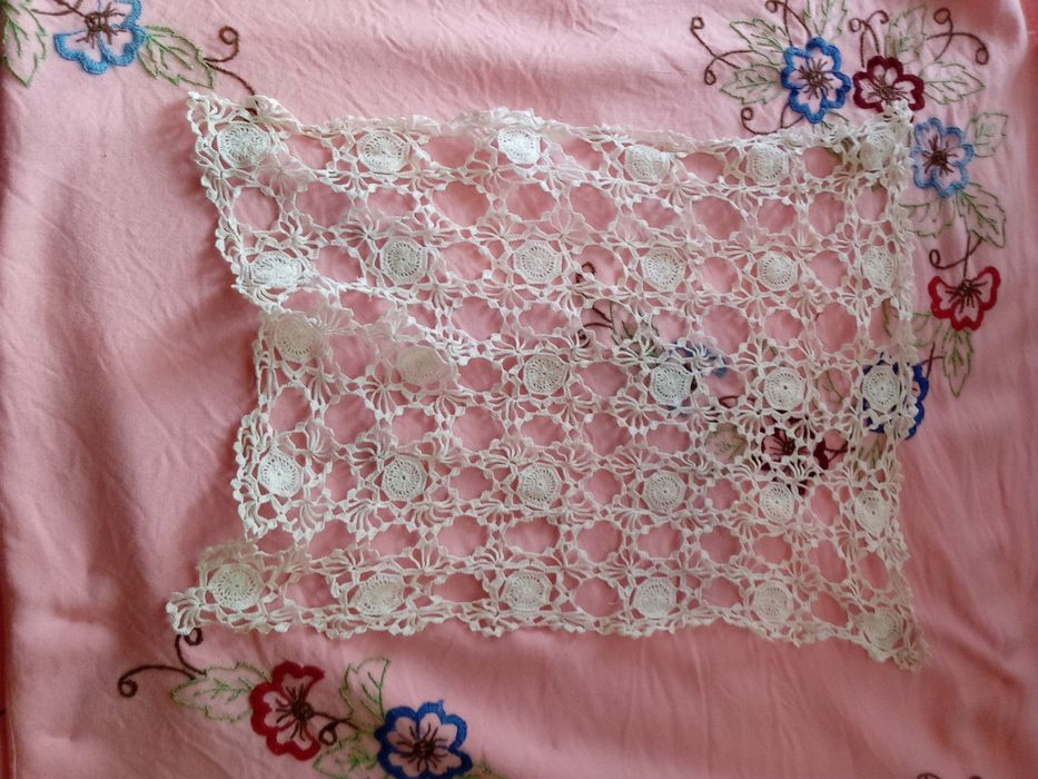 Ръчно бродирана покривка за маса