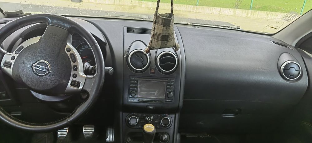 Nissan qashqai anul 2012..