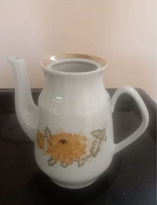 Продам чайник , посуды .