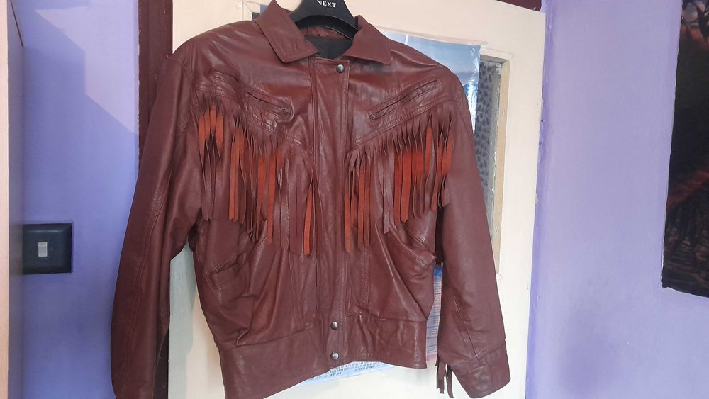 Дамско, кожено яке с ресни. М- L размер. Естествена кожа.