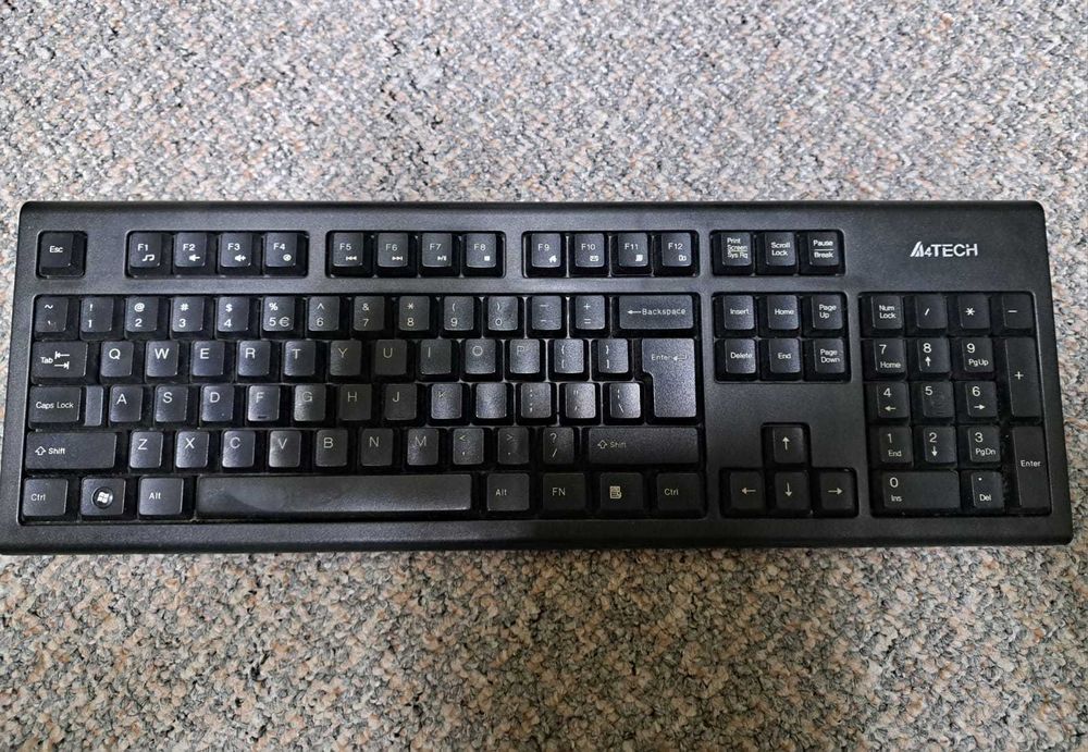 Unitate Fujitsu Esprimo P5731 E STAR5  + Monitor LCD Benq + Tastatura