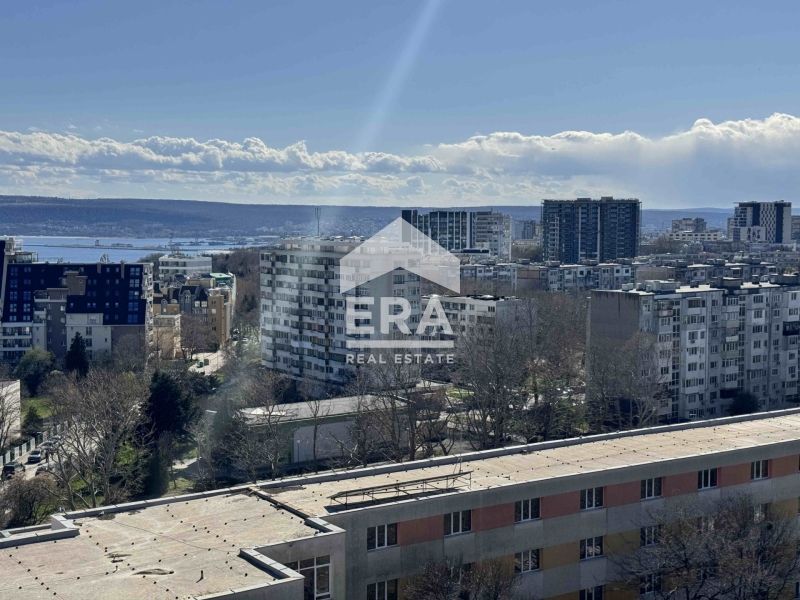 Четиристаен апартамент за ремонт за продажба в квартал Чайка , Варна .