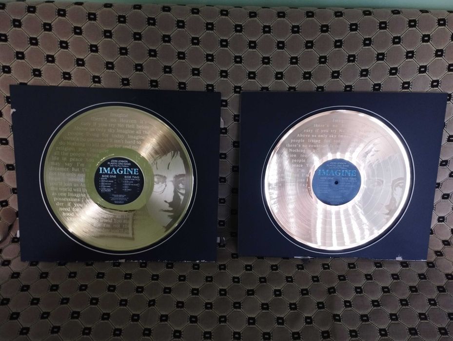 2 ЗЛАТНИ плочи на Джон Ленън (Гравирани с текст и ликът му)