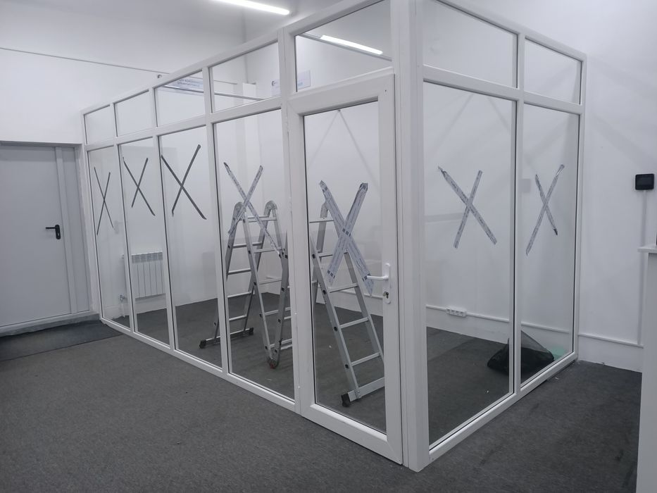 Перегородки ПВХ и алюминий.