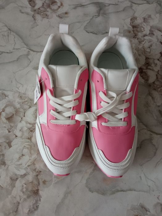 Женские кроссовки