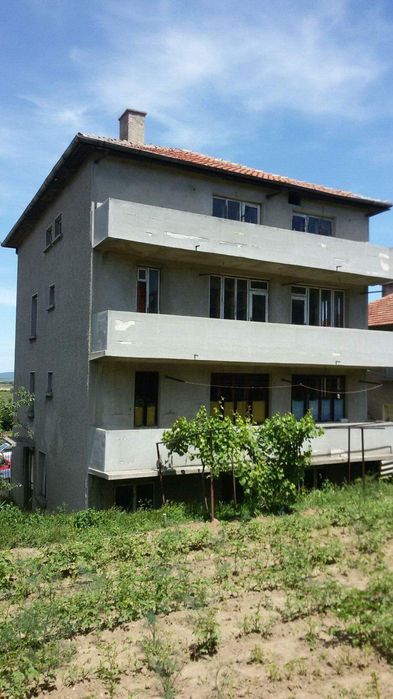 3 етажно жилище с дворно място