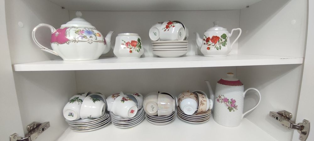 Посуда хрустальные, стеклянные фужеры, вазы, салатницы