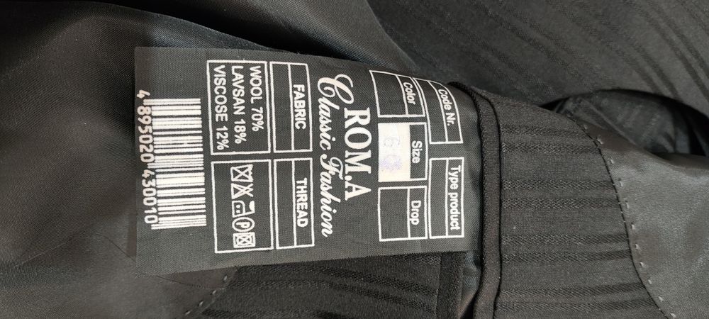 Продам костюм тройка черный в полоску