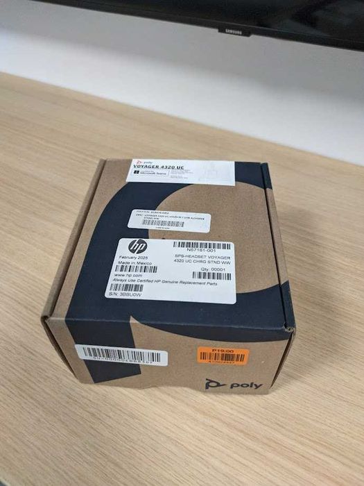 Poly Voyager 4320 USB-C Headset cu BT700 dongle și Charging Stand