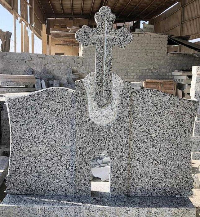 Monumente funerare , cavouri , cruci