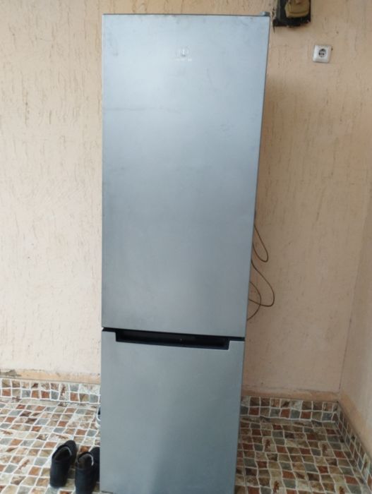 Холодилник индезит  жұмыс істеп тұр