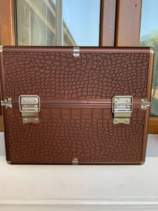 Yengi salon chemodan sotiladi