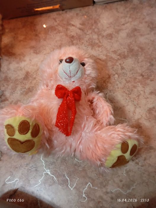 Плюшевый медведь розового цвета