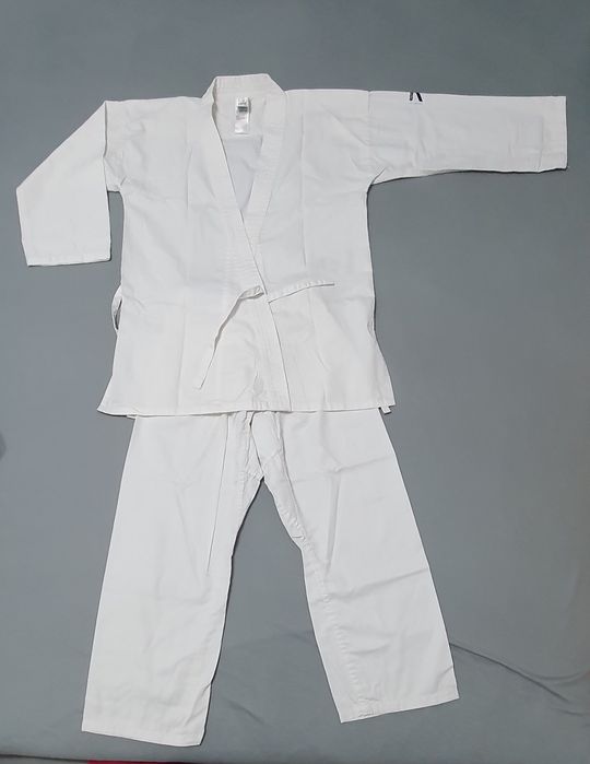 Vand echipament karate copii 8-10 ani.