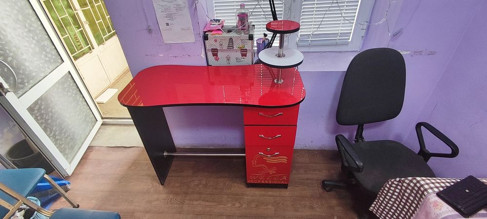 Manikur stol va laklar aparatlar