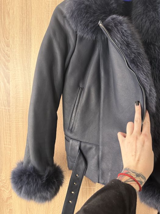 Тъмно синьо яке от естествена кожа агнешка кожа и естествен косъм