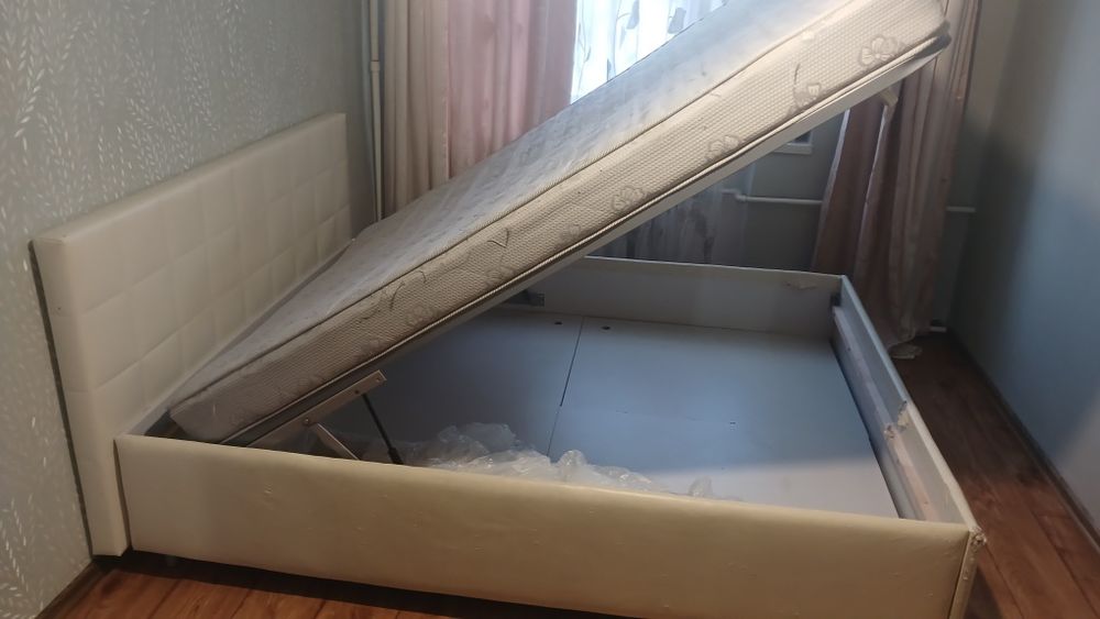 Двуспальная кровать