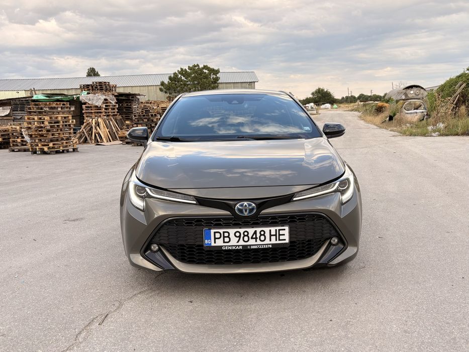 Toyota Corolla 2.0 Бензин Хибрид 184 кс / Bi-Tone