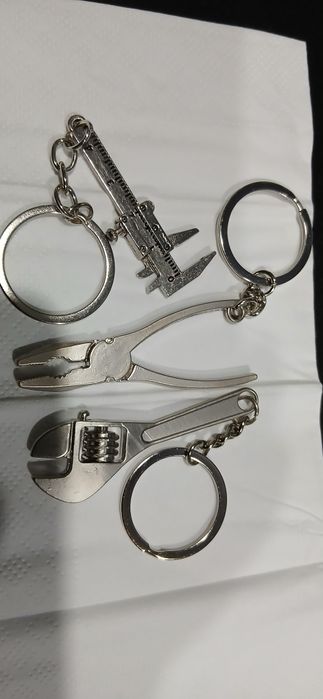 Продам брелки новые